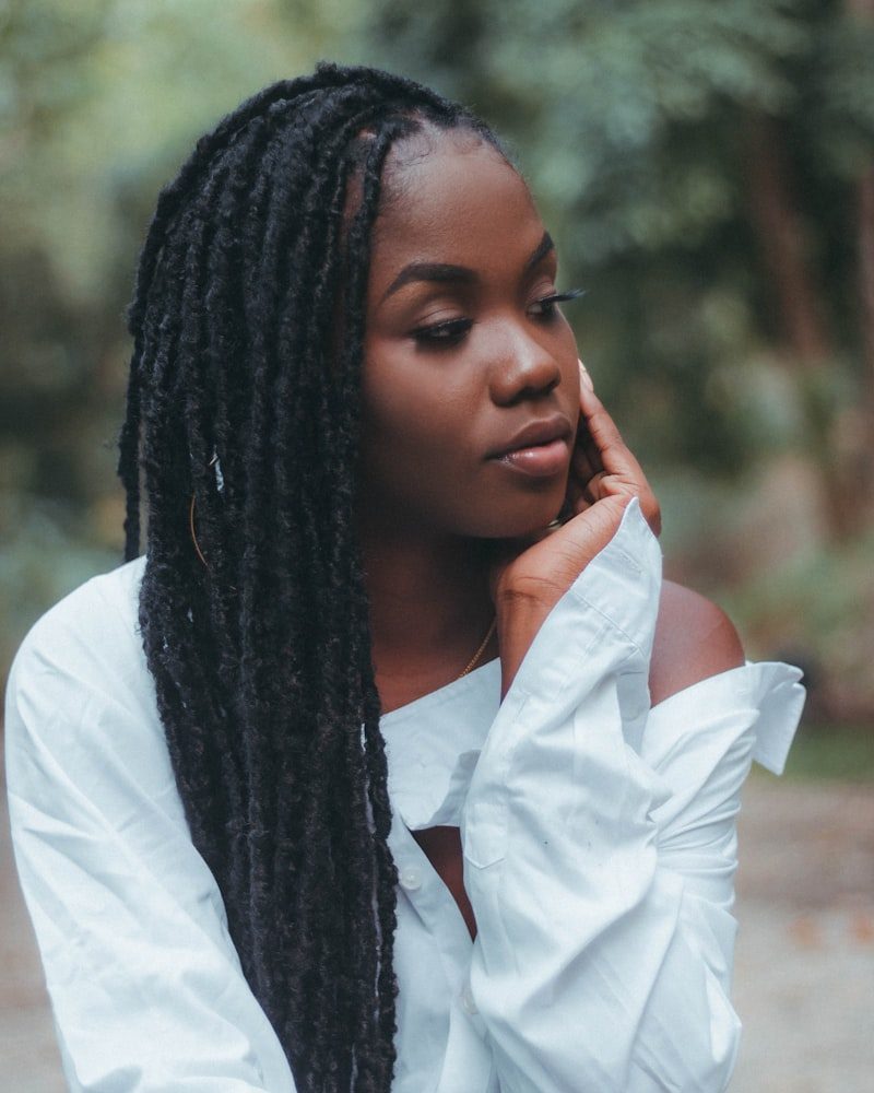 Passion Twists, brustlang, weiße Bluse