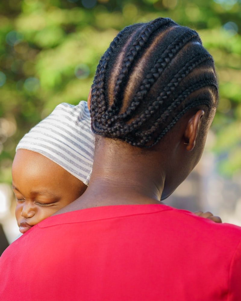 Cornrows im geschwungenen Muster, von hinten fotografiert