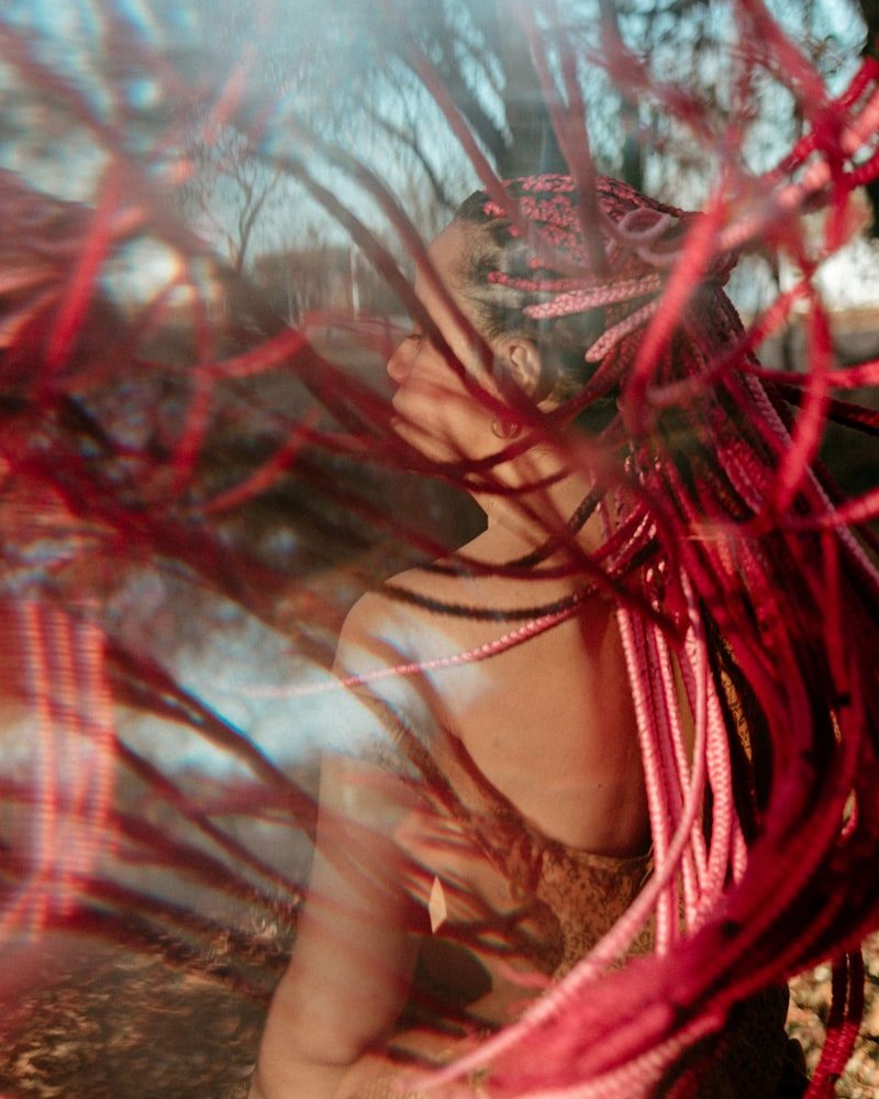 Braids in Rot, in Bewegung fotografiert